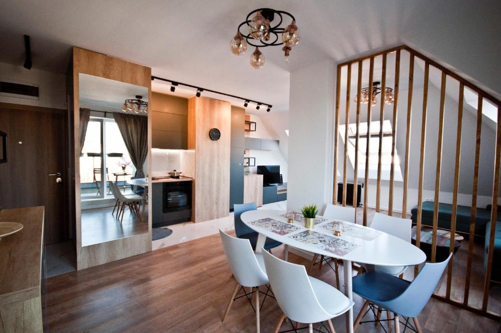 A cosy room with a dining table